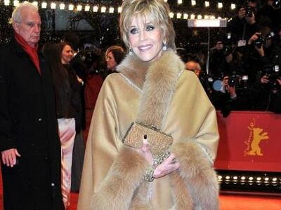 Έλαμψε η αγέραστη Τζέιν Φόντα στο κόκκιν...