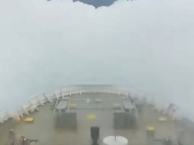 Η μανία της θάλασσας! Τεράστια κύματα σκ...