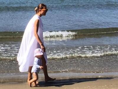 Βίκυ Καγιά: Στην παραλία με την κόρη της - ΦΩΤΟ 