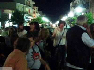 Ηλεία: Στην πλατεία την ...έβγαλαν και χ...