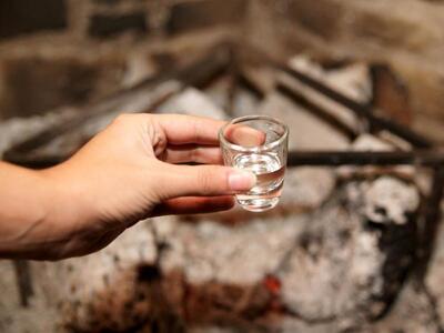  Έφτιαχναν τσίπουρο σε παράνομο αποστακτήριο!