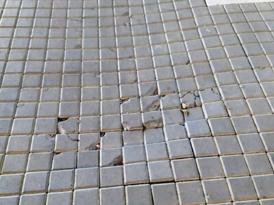 Πάτρα: Καταρρέει ο πεζόδρομος της Μαιζών...