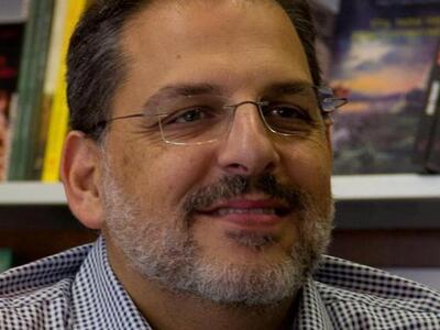 Πάτρα: O Βαγγέλης Ηλιόπουλος στο βιβλιοπ...