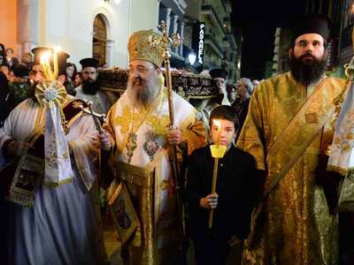 Πάτρα: Κατάνυξη στην περιφορά του Επιταφ...