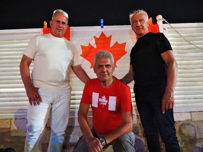 Στη φωτ. οι Οδυσσέας Ξεριζωτής (κέντρο),...