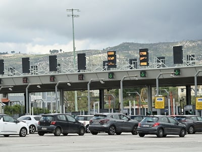 Αττική: Πάνω από 660.000 οχήματα έφυγαν ...