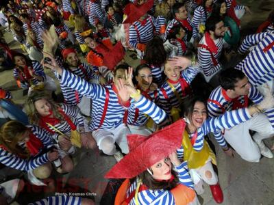 Πάτρα: Άρματα και Καρναβαλιστές "πο...