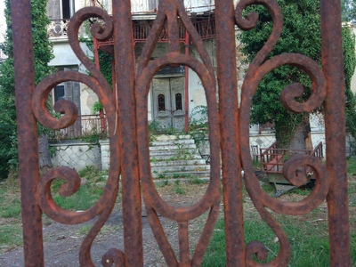 Η "πράσινη βίλα" στα Εγγλέζικα...