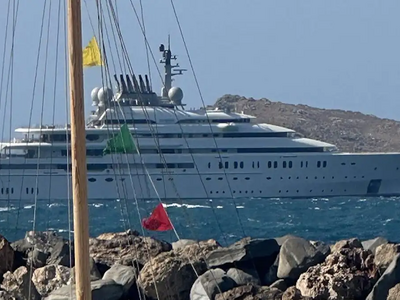 Πάρος: Εντυπωσιάζει το σούπερ γιότ Σεΐχη...