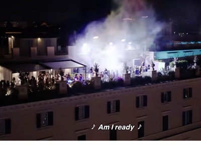 Ο φωταγωγημένος εξώστης του party