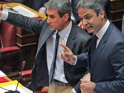 Σκηνές πεζοδρομίου στη Βουλή- Λίγο έλειψ...