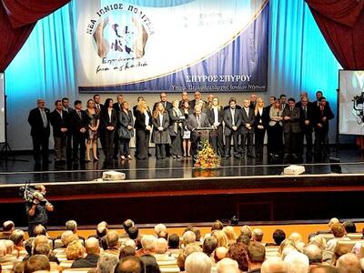 Ο Σπ. Σπύρου με τα μέλη του συνδυασμού τ...