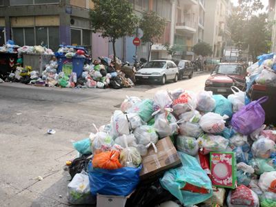 Πλένονται και απολυμαίνονται οι κάδοι απορριμμάτων