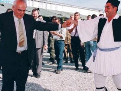 Οι χλιδάτες δεξιώσεις του Ακη στις Ενοπλ...