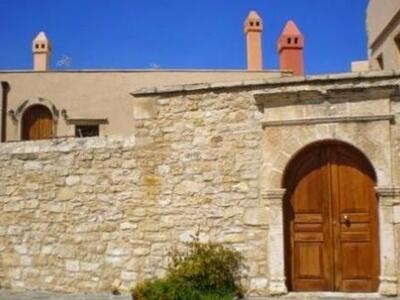 Ο πύργος με τις... 4 καμινάδες του υπουρ...