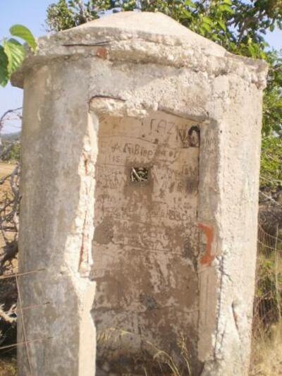 Η  σκοπιά μπροστά στις φυλακές