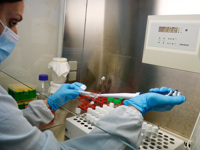 Μετάλλαξη Όμικρον: Τη Δευτέρα τα αποτελέ...