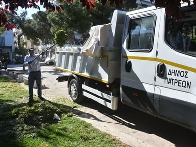 Πάτρα: Συνεχίζονται με αμείωτο ρυθμό οι εργασίες καθαρισμού, κουρέματος γκαζόν και κλαδέματος