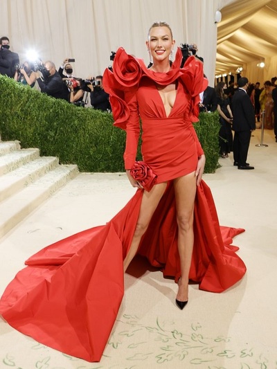 Kάρλι Κλος με Carolina Herrera