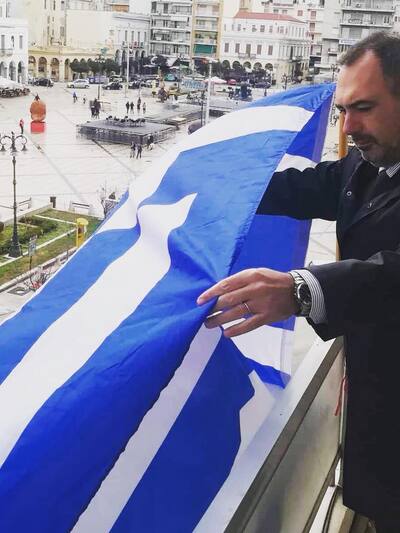 Ελληνική σημαία και ο Ανδρέας Κατσανιώτη...