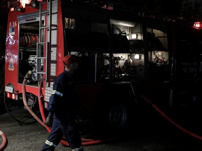 Πάτρα: Μεγάλη φωτιά σε διώροφο εγκαταλελ...