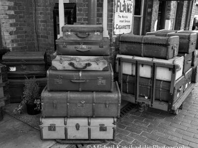 Παλιές βαλίτσες εν είδει εκθέματος σε πα...