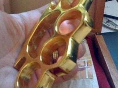 Πάτρα: Κυκλοφορούσε με τη σιδερογροθιά σ...