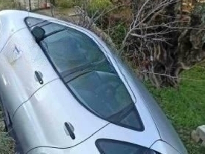 Πάτρα: Αυτοκίνητο σε χαντάκι στο Καστρίτ...