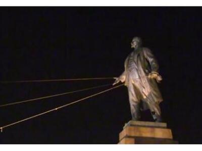 Γκρέμισαν άγαλμα του Λένιν στο Χάρκοβο - ΒΙΝΤΕΟ
