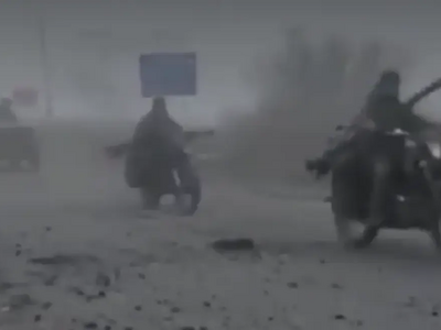 Σαν ταινία: Ρώσοι στρατιώτες μπαίνουν στ...