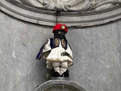 Βρυξέλλες: Ντύθηκε τσολιαδάκι το διάσημο...