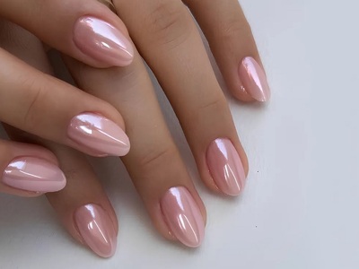 Ροζ που ιριδίζει στα ανοιξιάτικα νύχια, ...