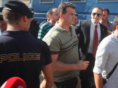 Ο Κασιδιάρης βγαίνει από την κλούβα κοστ...