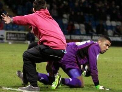 Επίθεση οπαδού σε τερματοφύλακα - ΔΕΙΤΕ ΤΟ ΒΙΝΤΕΟ