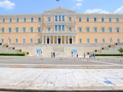 Η...δόξα της Ελλάδας: Με πλαστά πτυχία β...