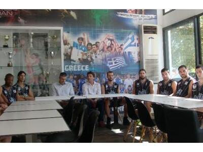 Με τον κόσμο στο πλευρό του θέλει να απο...