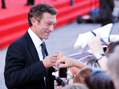 Ο ηθοποιός Βενσάν Κασέλ υπογράφει αυτόγρ...