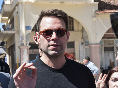 Ο Στ. Κασσελάκης επαναλαμβάνει τα ερωτήμ...