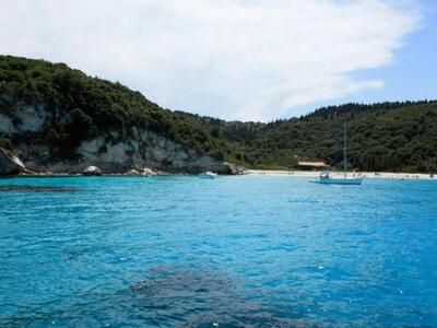 Βουτούμι (Αντίπαξοι): Αμμώδης και λευκή,...