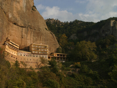 Μέγα Σπήλαιο: Οργανωμένο κύκλωμα «βλέπει...