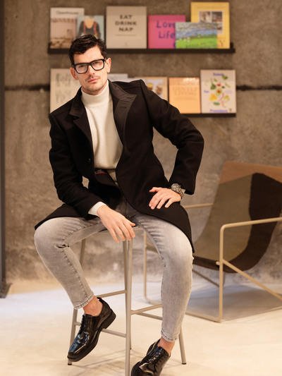 Παλτό μαύρο και παπούτσια Hugo, τζιν παν...