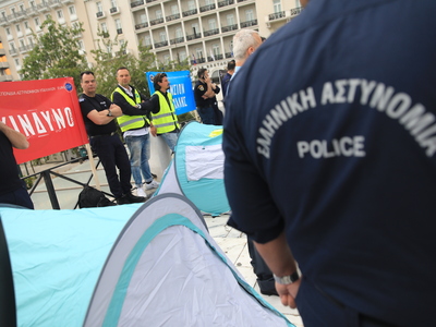 Αστυνομικοί έστησαν σκηνές στο Σύνταγμα ...