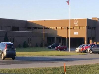 Κεντάκι: Μπήκε σε λύκειο και άρχισε να π...