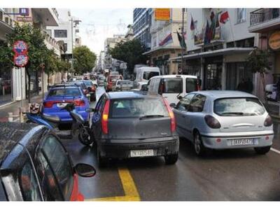 Πάτρα: Απίστευτη κίνηση, μποτιλιάρισμα, ...