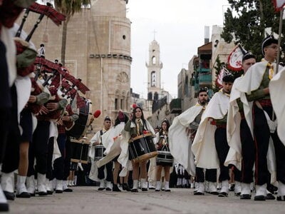 Χριστούγεννα στον κόσμο: Όπερα στα καταφ...