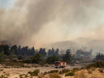 Φωτιά στη Μαγνησία: Πυροσβέστης μεταφέρθ...