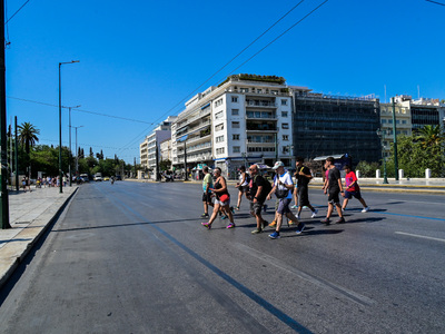 Έρημη πόλη θυμίζει η Αθήνα: Άδειο το κέν...