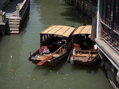 Βάρκες στο ποταμάκι που διασχίζει την Suzhou