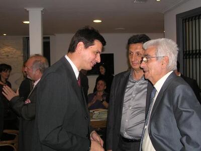 Ο Πέτρος Ψωμάς με τους εκδότες Μιχάλη Φα...