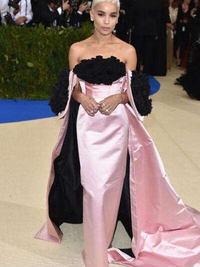 ZOE ΚΡΑΒΙΤΖ ΜΕ OSCAR DE LA RENTA